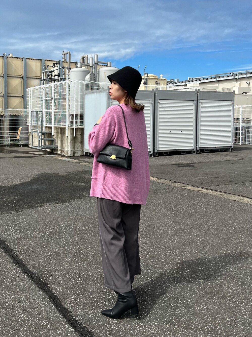 日本 WEAR 街穿:粉色中長版針織外套與灰色西裝褲