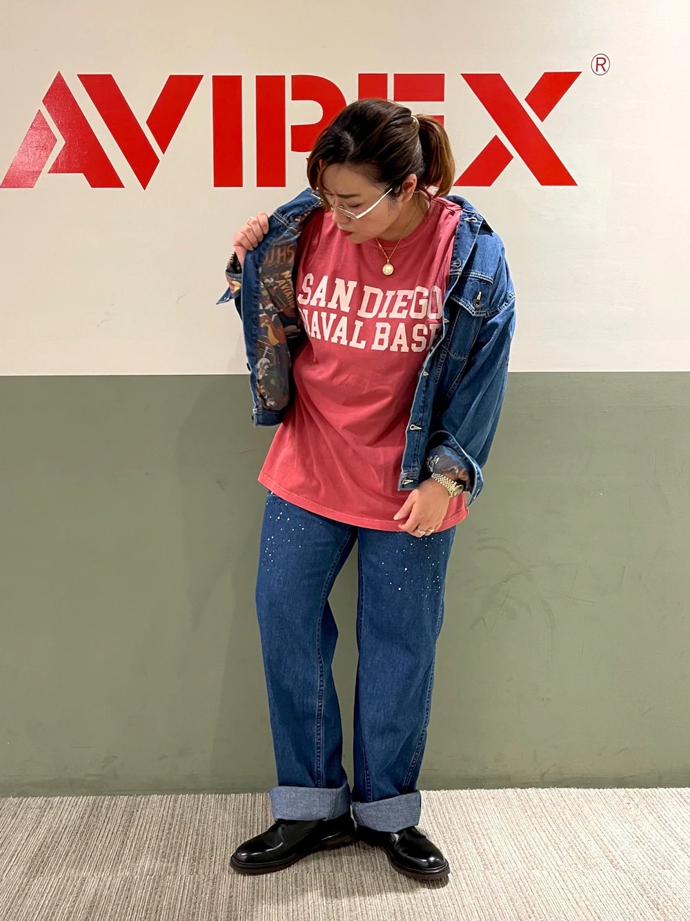 日本 WEAR 街穿:紅色印花 T 恤、藍色丹寧外套與牛仔褲