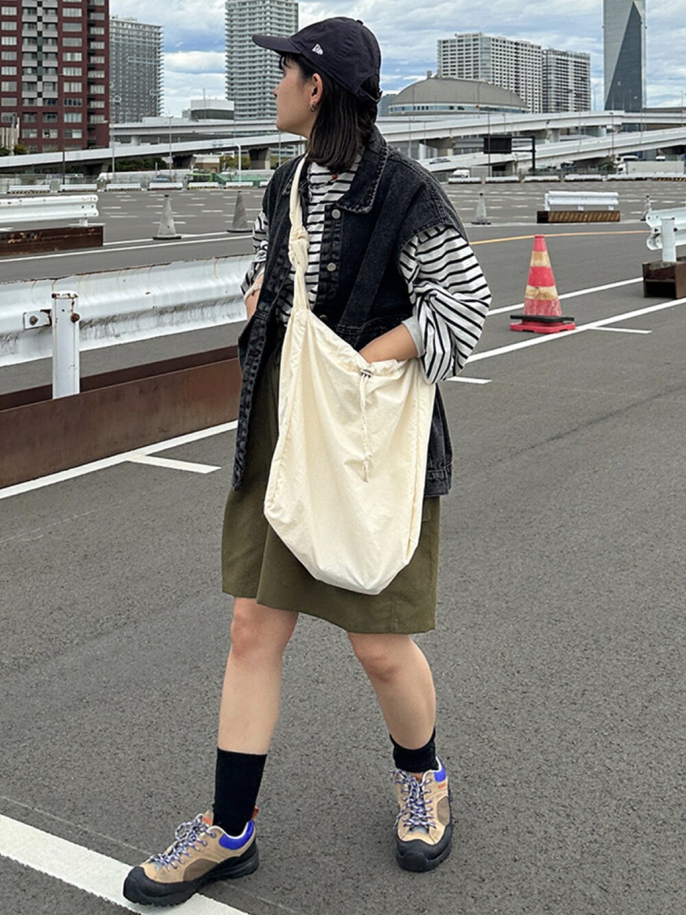 WEAR街穿:黑色丹寧背心、黑白條紋上衣、橄欖色裙裝、短襪、戶外鞋與帆布托特包