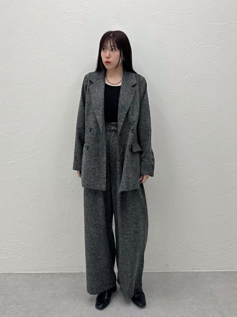 WEAR實穿:灰色雙排扣西裝外套與寬褲、黑色內搭和黑鞋