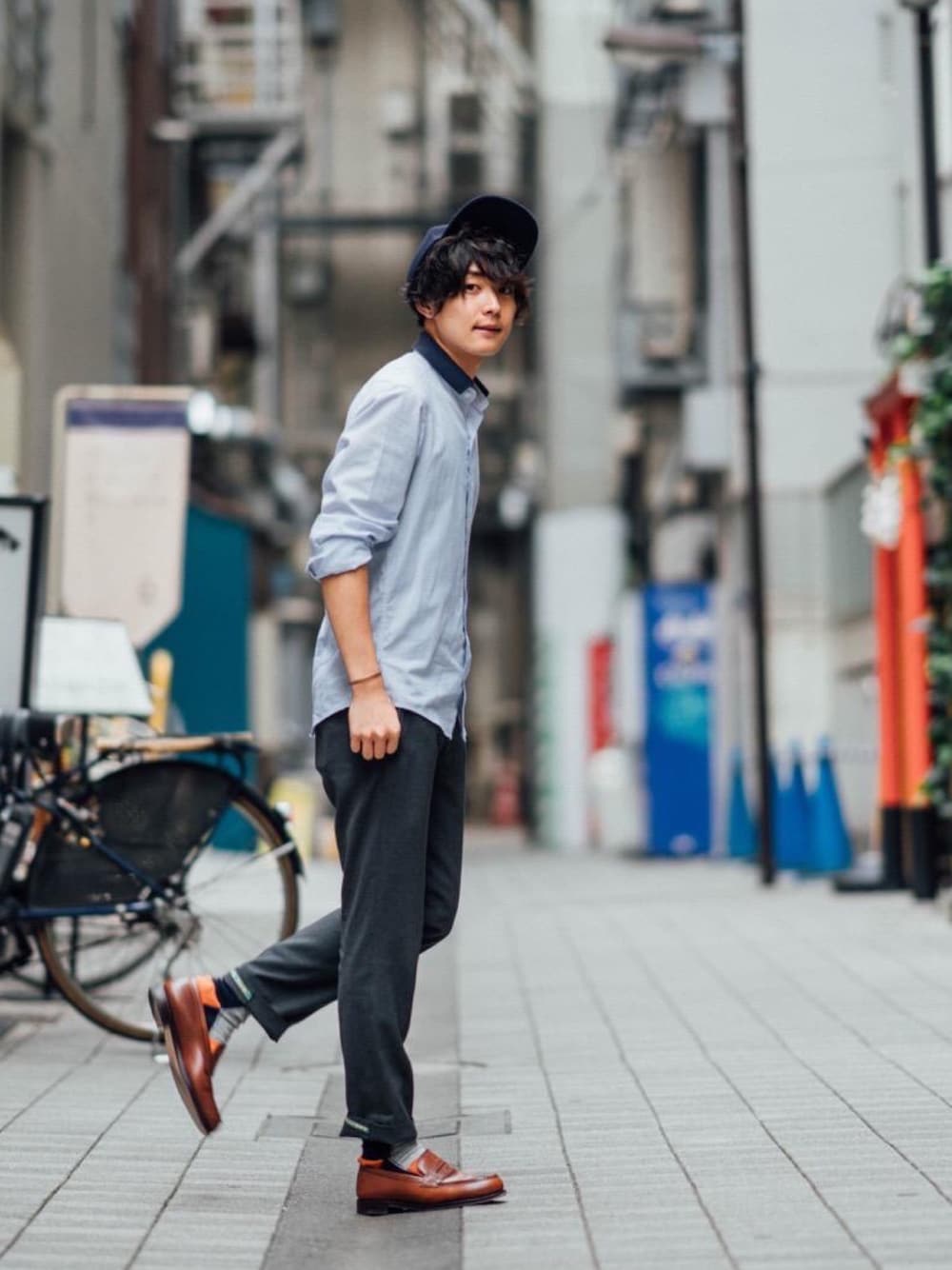 WEAR 男士實穿以襯衫、西褲、花紋襪與棕色樂福鞋示範鞋型和褲口的搭配