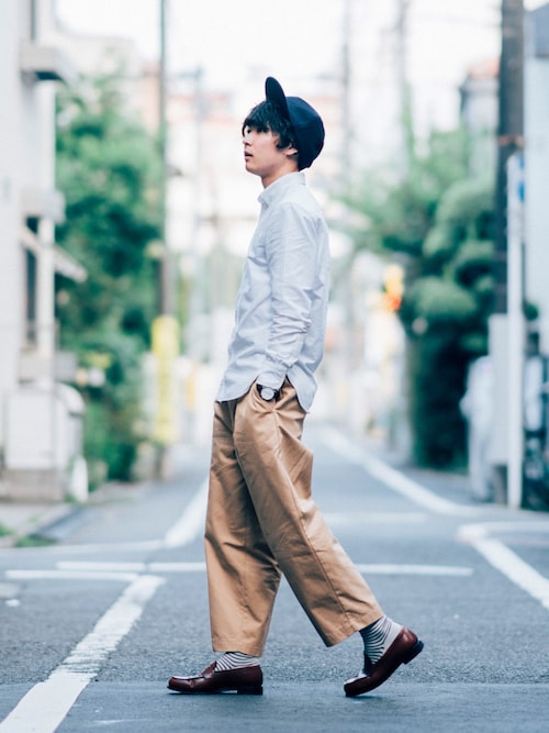 WEAR 男士實穿以白襯衫、卡其長褲、條紋襪與棕色樂福鞋呈現鞋楦、襪厚和褲口的全身搭配