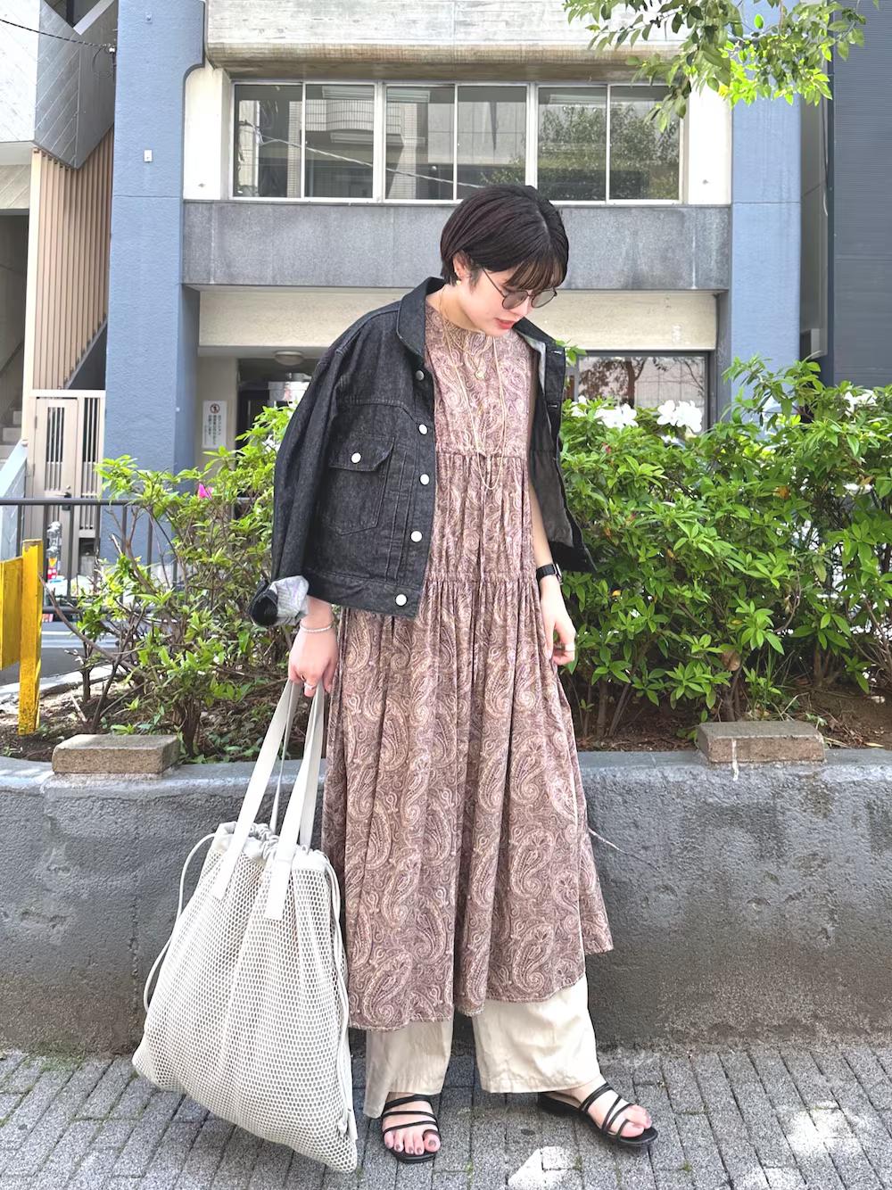 日本 WEAR 使用者穿 Paisley 長洋裝、白色寬褲與丹寧外套,搭配網袋和涼鞋的全身街拍
