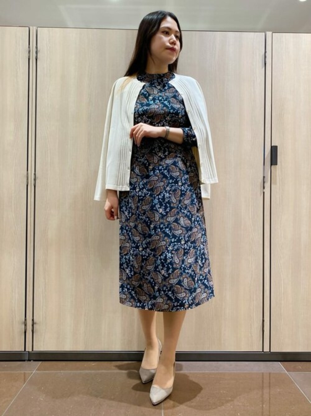 日本店員實穿:藏青 Paisley 中長洋裝搭象牙白開襟針織與淺色低跟鞋