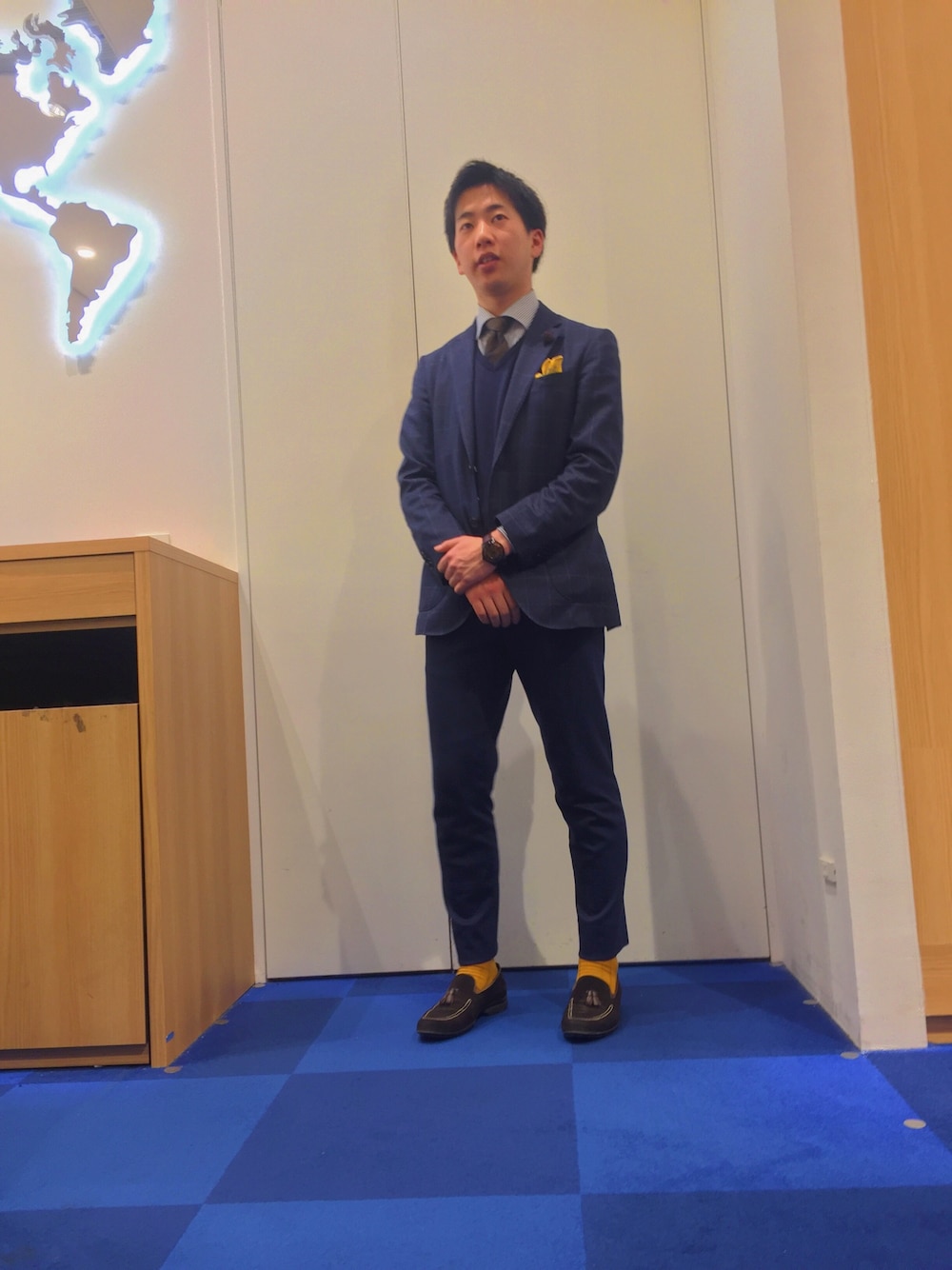 深藍外套配同色長褲、襯衫、領帶與口袋巾,是正式成套穿法的實穿例;本文另說明如何改配休閒褲裝。