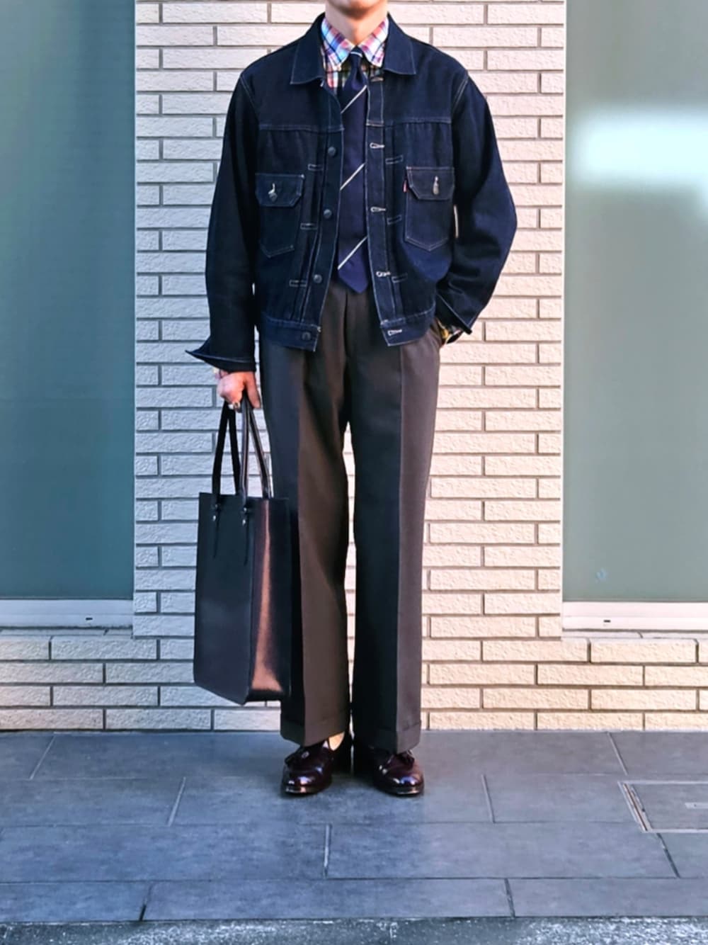LEVI’S VINTAGE CLOTHING 1953 Type II 丹寧外套配白襯衫與深色長褲,示範讓一件有年代感的外套融入日常。古著實際年代與衣況仍須以賣家標示及實物確認。