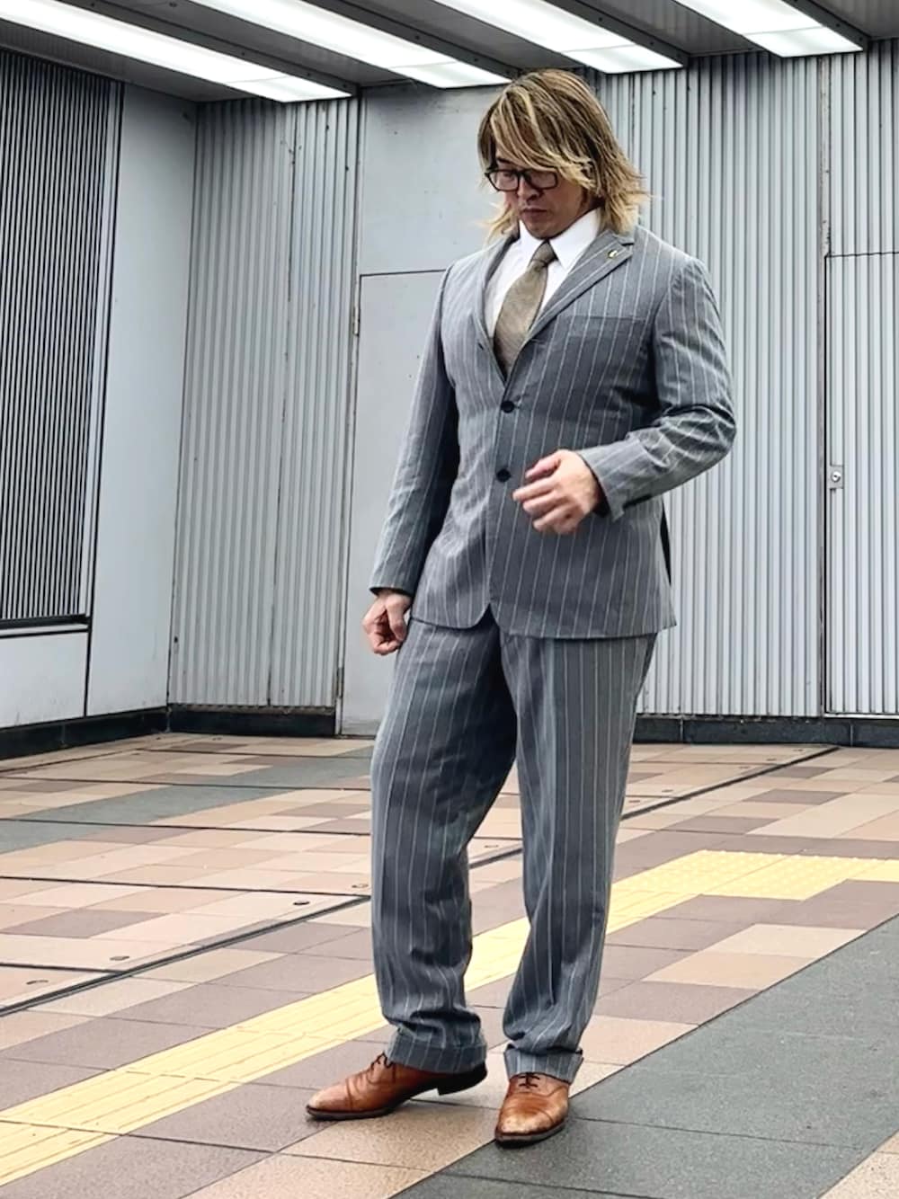 灰色成套西裝配襯衫和領帶,作為面試場合正式穿著及袖長、褲長比例的實穿參考。