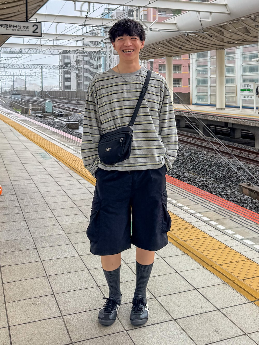 深藍短褲搭橫紋上衣、長襪與休閒鞋，完整呈現褲口、膝部和襪口之間的相對位置。