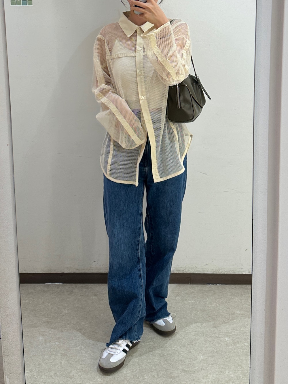 WEAR街拍:白色網眼襯衫疊搭白色內搭、寬版牛仔褲、白灰球鞋與黑色肩背包