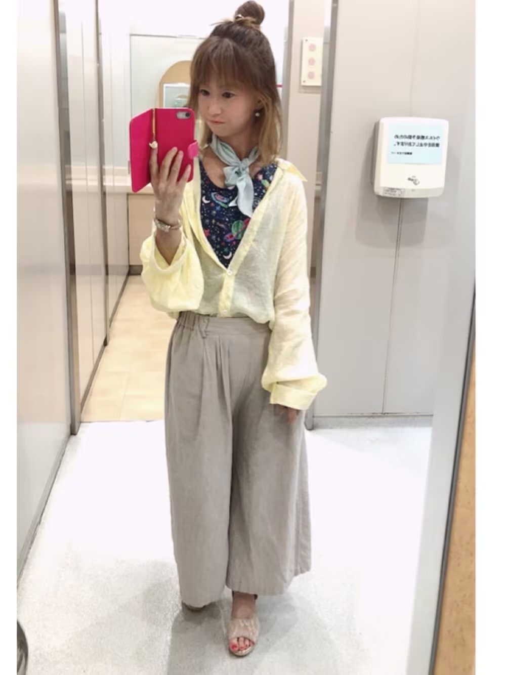 日本 WEAR 實穿:淺色薄透罩衫內搭印花背心,搭配灰色寬褲和低跟涼鞋