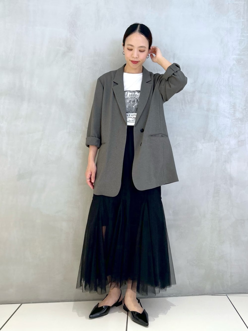 日本 WEAR 實穿:白色圖案 T 恤、灰色西裝外套、黑色薄紗長裙與黑色平底鞋