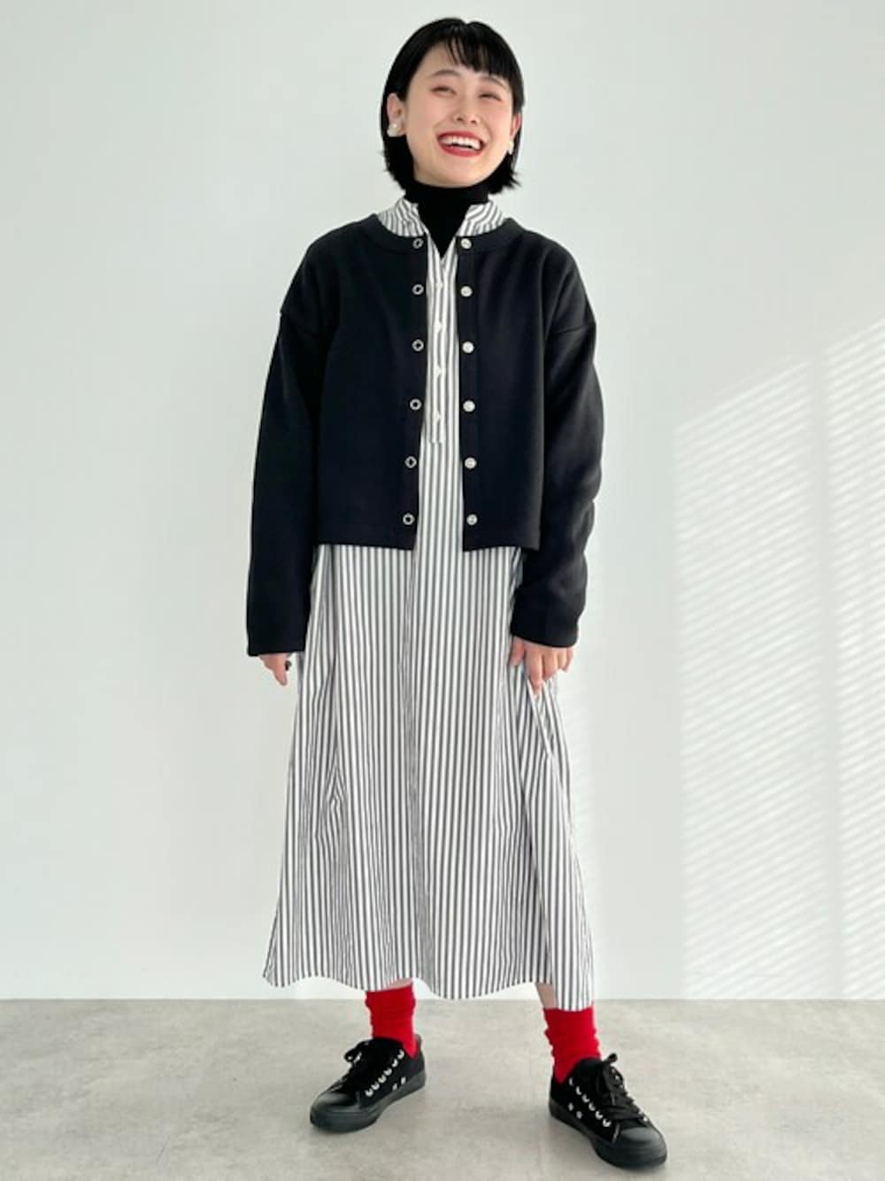 WEAR街穿:黑色短版開襟衫、灰白直條紋襯衫洋裝、紅襪與黑色球鞋