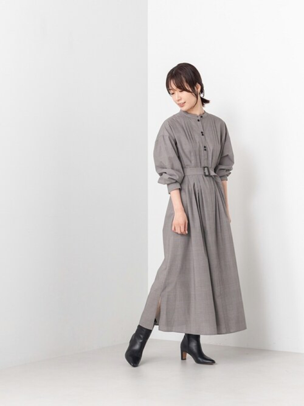 日本女性穿著灰色格紋繫帶襯衫洋裝和黑色踝靴
