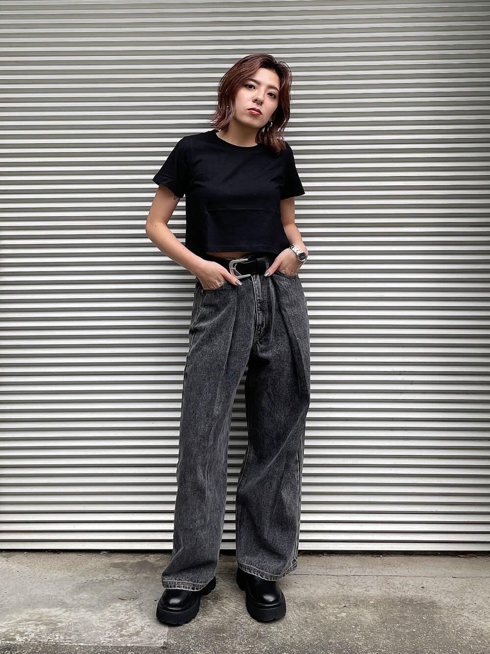 日本 WEAR 日常實穿:黑色短袖 T 恤、深灰寬版牛仔褲、黑色短靴與腰帶