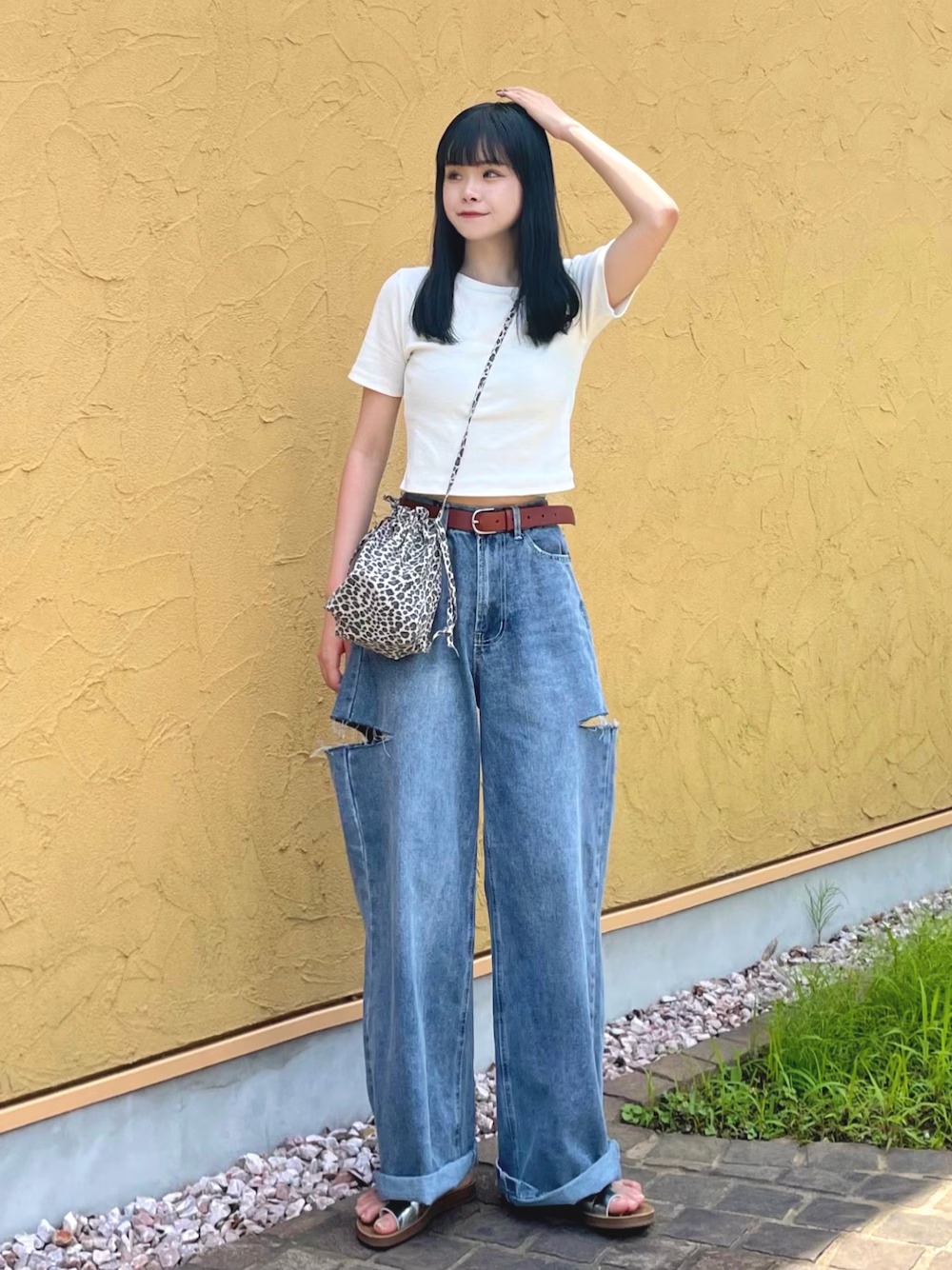 日本 WEAR 日常實穿:白色短袖短版 T 恤、寬鬆淺藍牛仔褲、棕色皮帶、豹紋小包與涼鞋