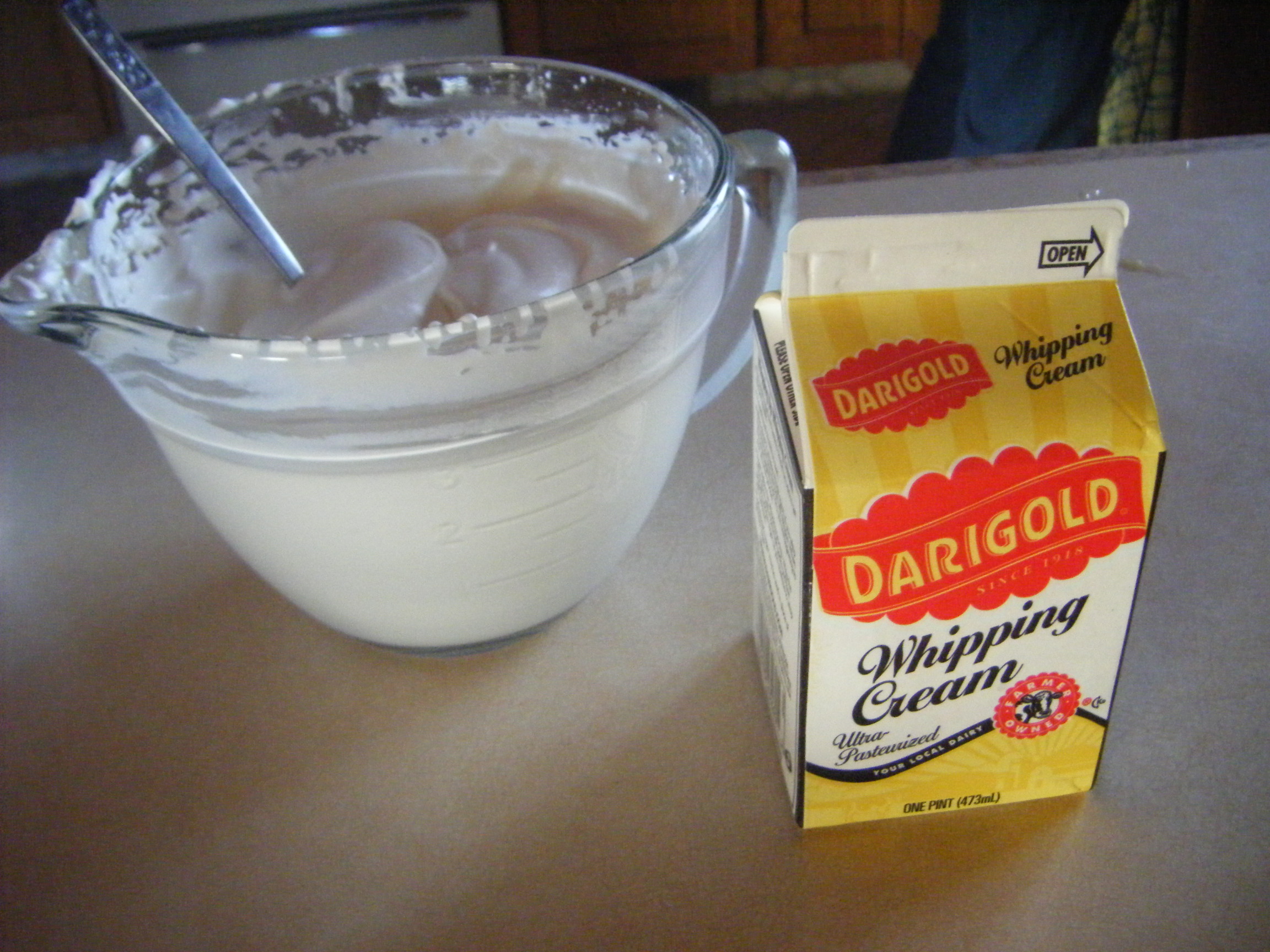 一盒標示 Whipping Cream 的液態奶油與打發用具