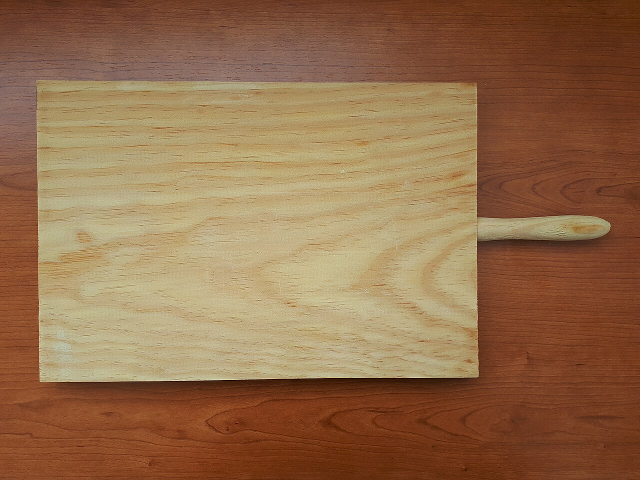 木砧板實物照片,展示平面切菜板的長方形板面與握柄