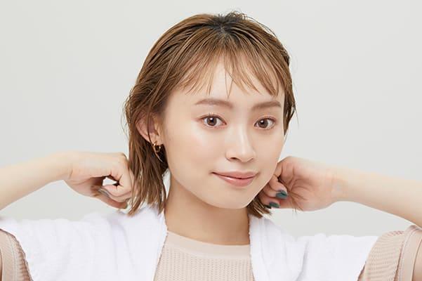 資生堂原文示範洗後以雙手將髮油帶到髮尾