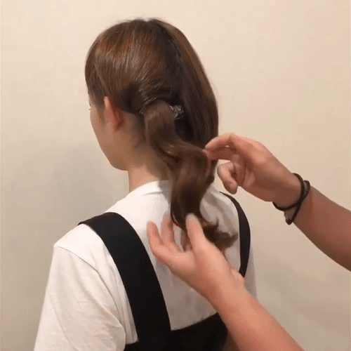 將髮束扭轉並繞成鬆丸子的原文動態示範