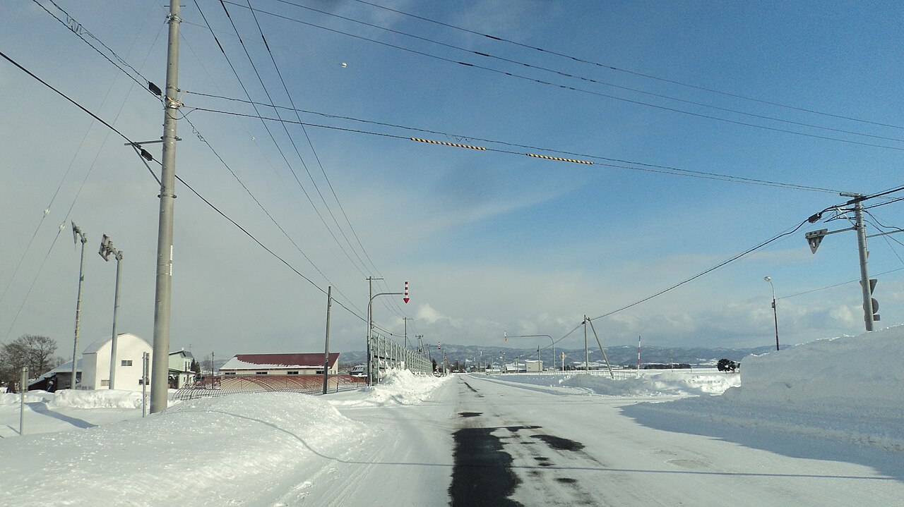 北海道冬季郊外道路,路旁設有積雪時辨認路緣的標桿
