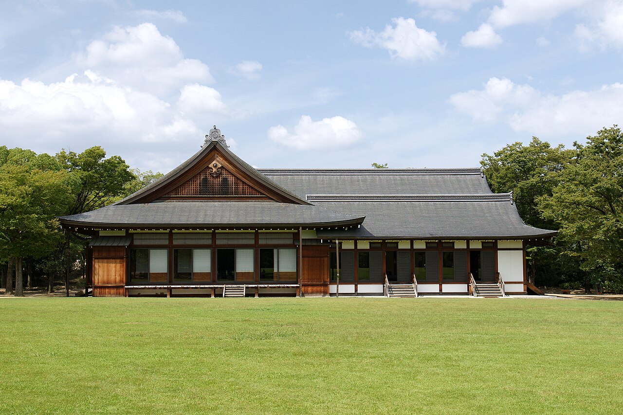 西之丸庭園草地與大阪城天守