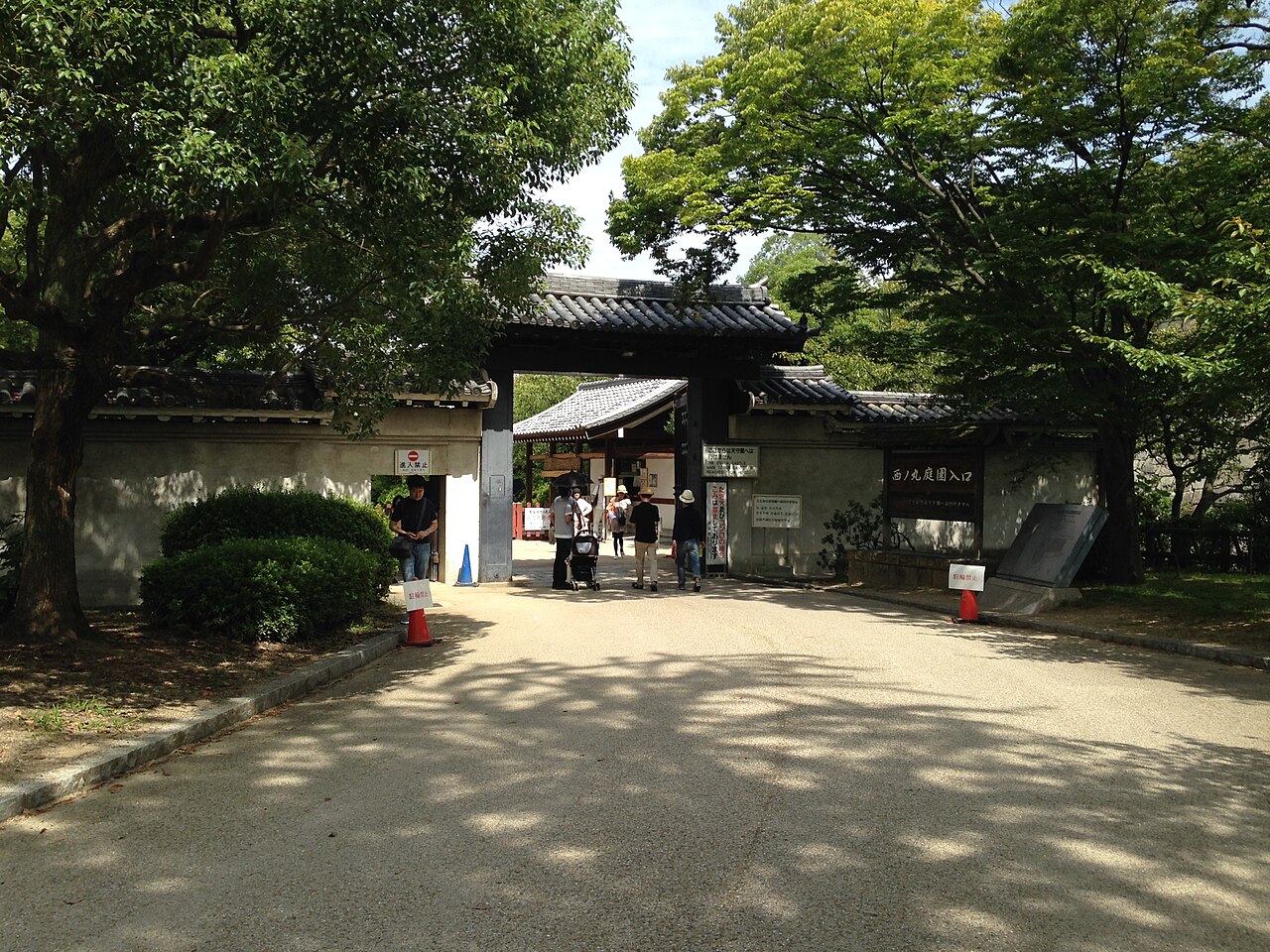 西之丸庭園入口與大阪城園區內的城門景觀