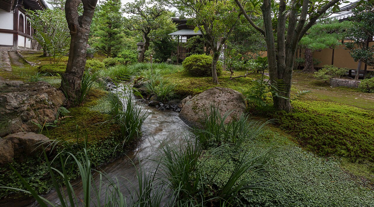 天龍寺庭園池水和遠方嵐山共同構成借景視野