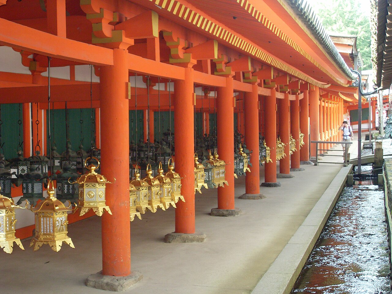 春日大社西迴廊的奉納燈籠,呈現神社境內的參拜空間
