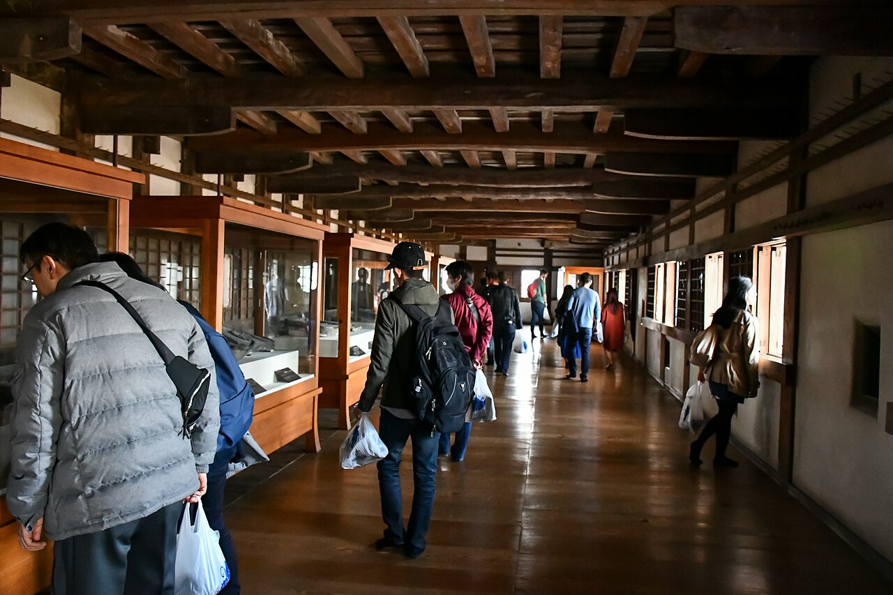 姬路城內部渡櫓廊道，可觀察木造梁柱、狹長通道與城內連接方式
