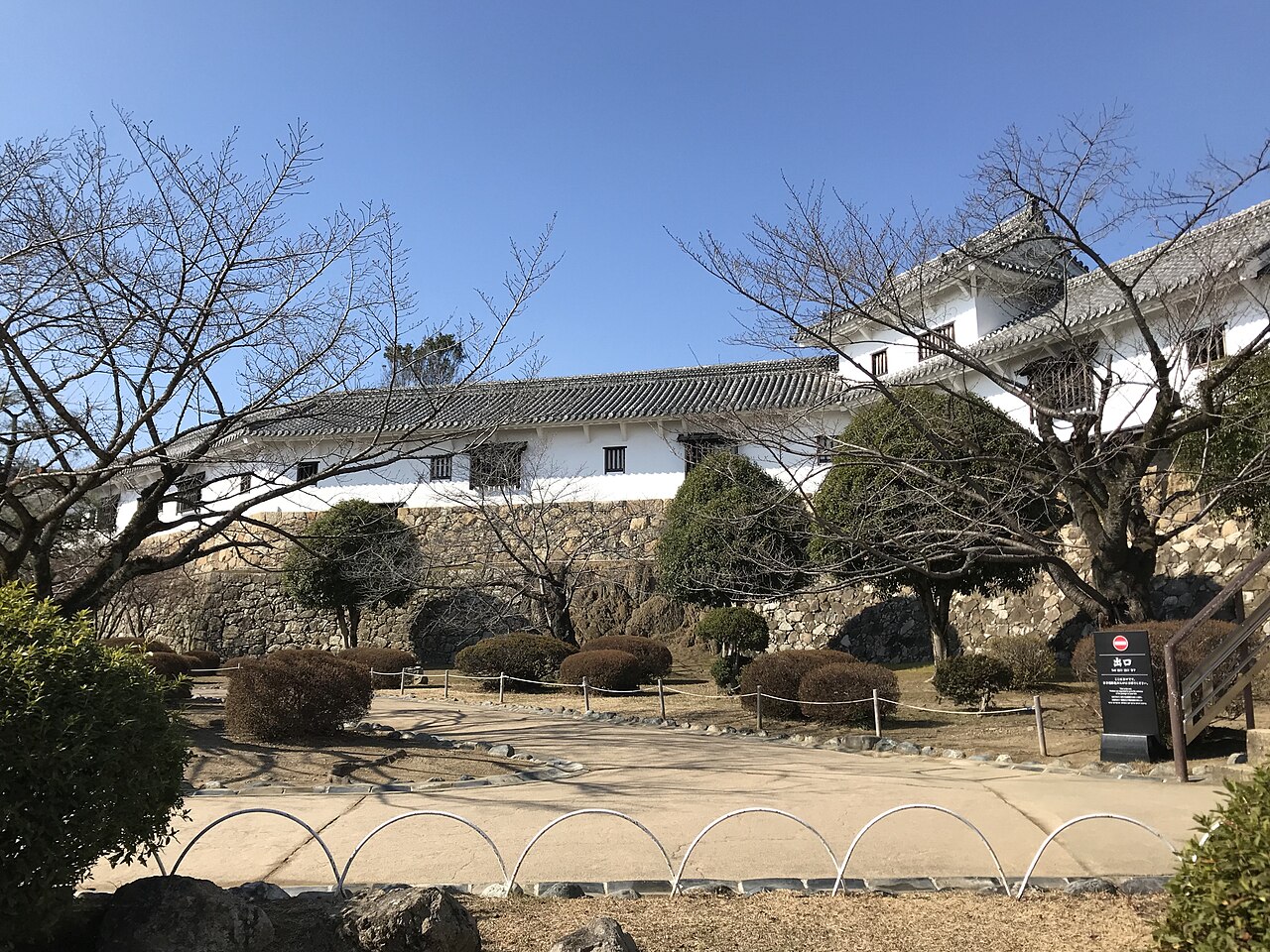 姬路城西之丸庭園中的白牆渡櫓與庭園空間