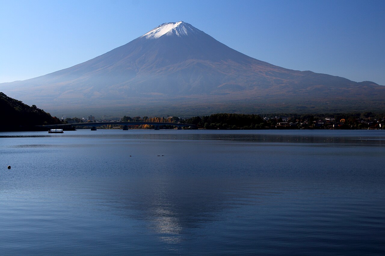 河口湖湖畔倒映富士山的秋日清晨景色
