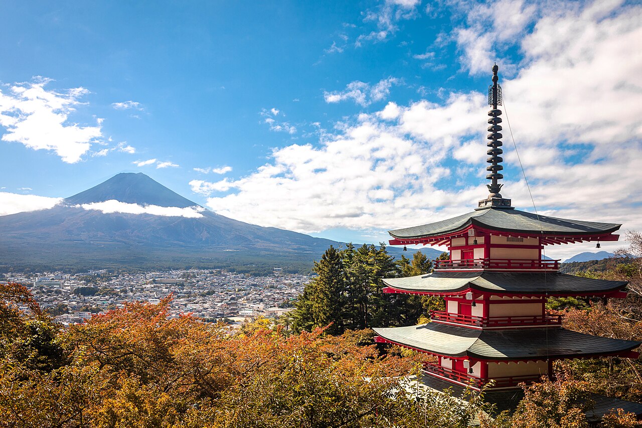 新倉山淺間公園的忠靈塔與富士山