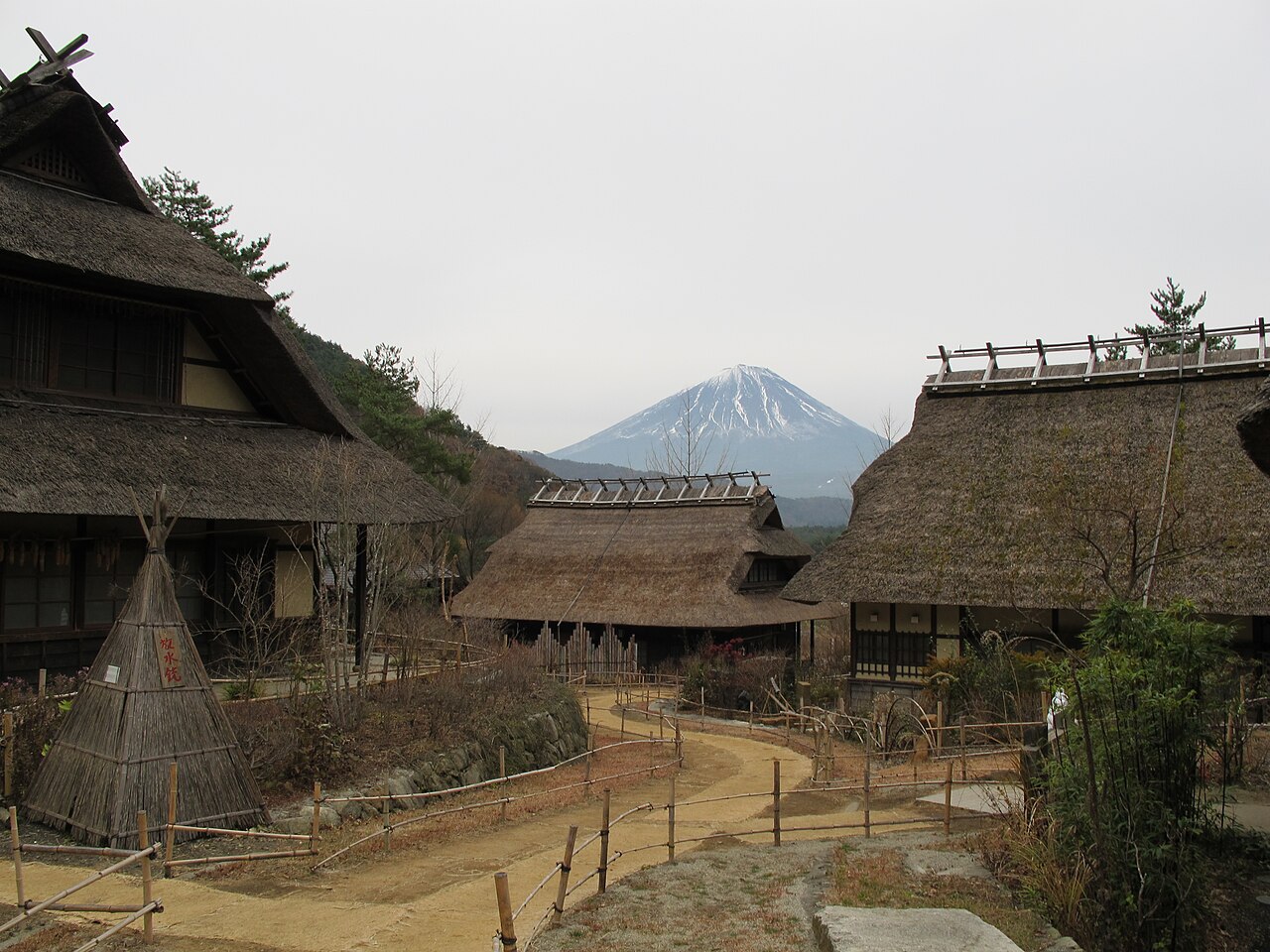 西湖療癒之里根場的茅草屋與富士山