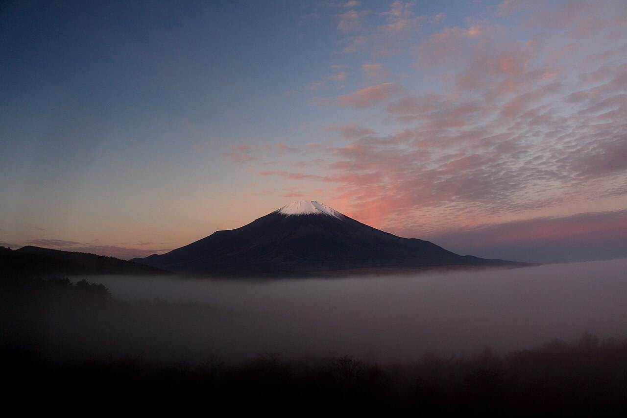山中湖與清晨雲霧中的富士山