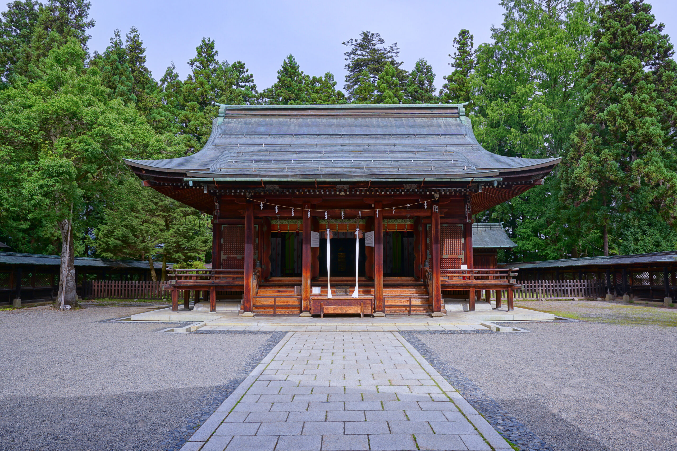 山形上杉神社拜殿正面與參道
