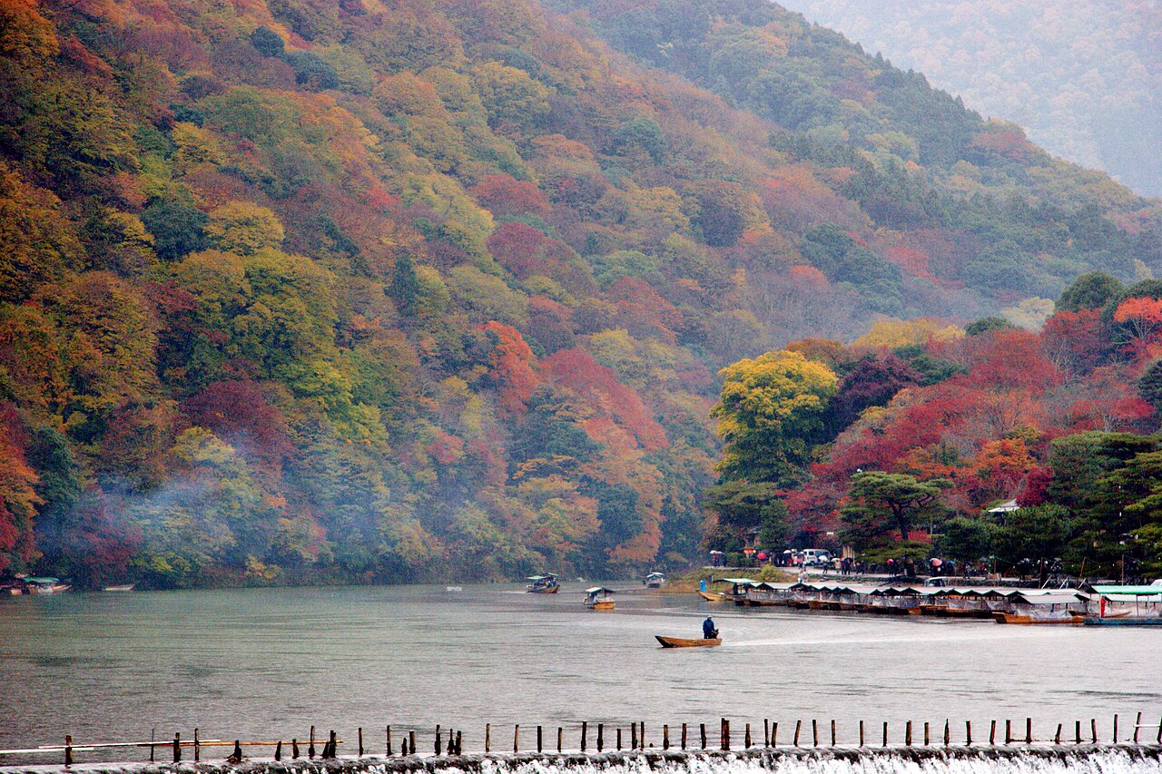 嵐山河岸、山景和遊船的組合，可看見水域活動與觀光核心的關係
