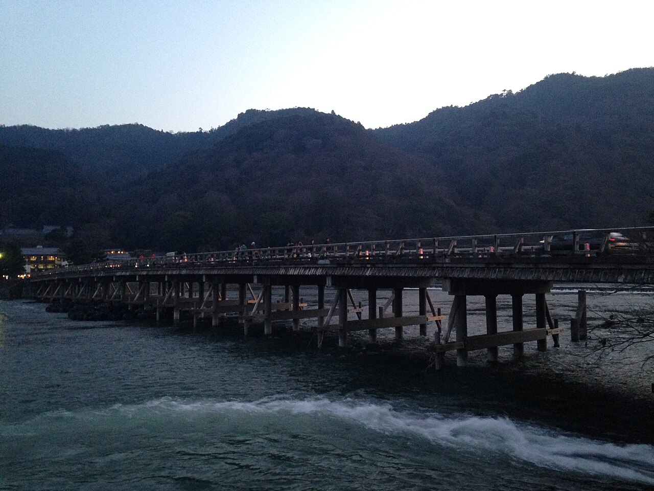 渡月橋、嵐山山體與桂川河岸共同構成的嵐山地景