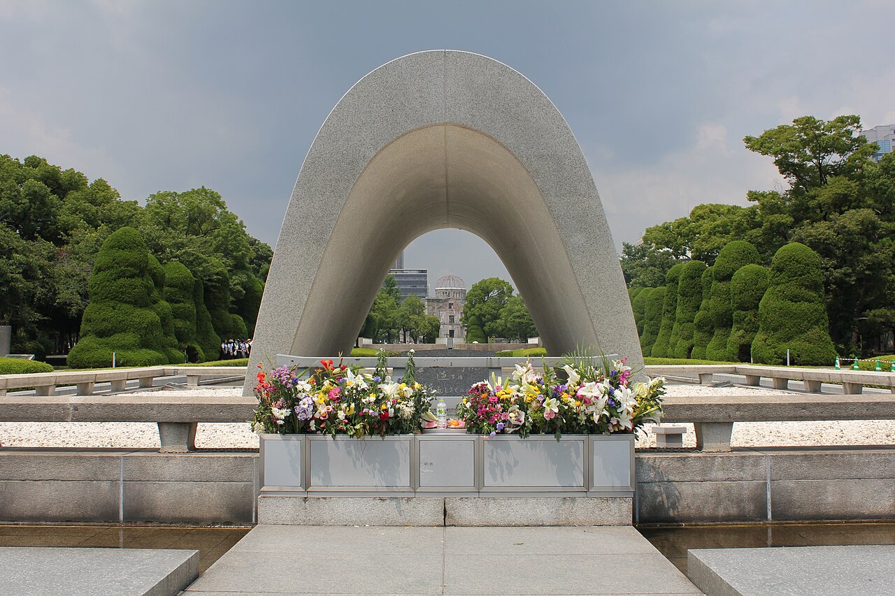 慰靈碑、長形水池與遠方原爆圓頂館的公園景觀