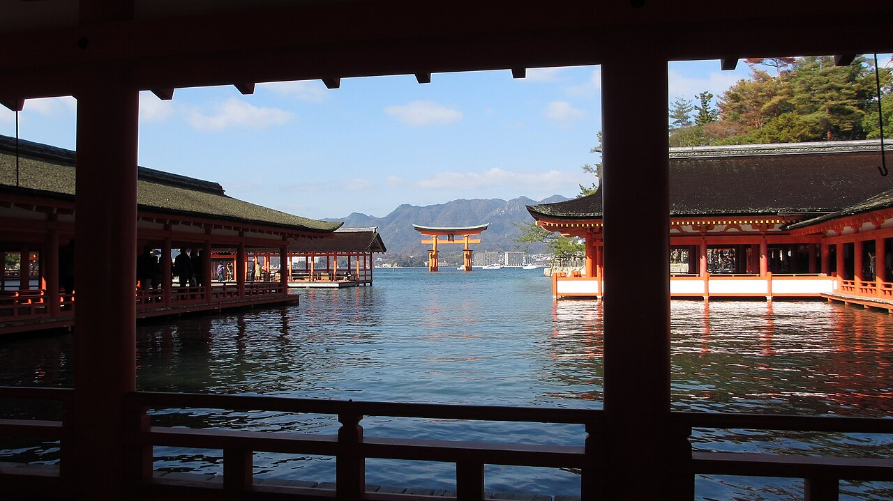 潮水升高後，嚴島神社迴廊與海面連成一體