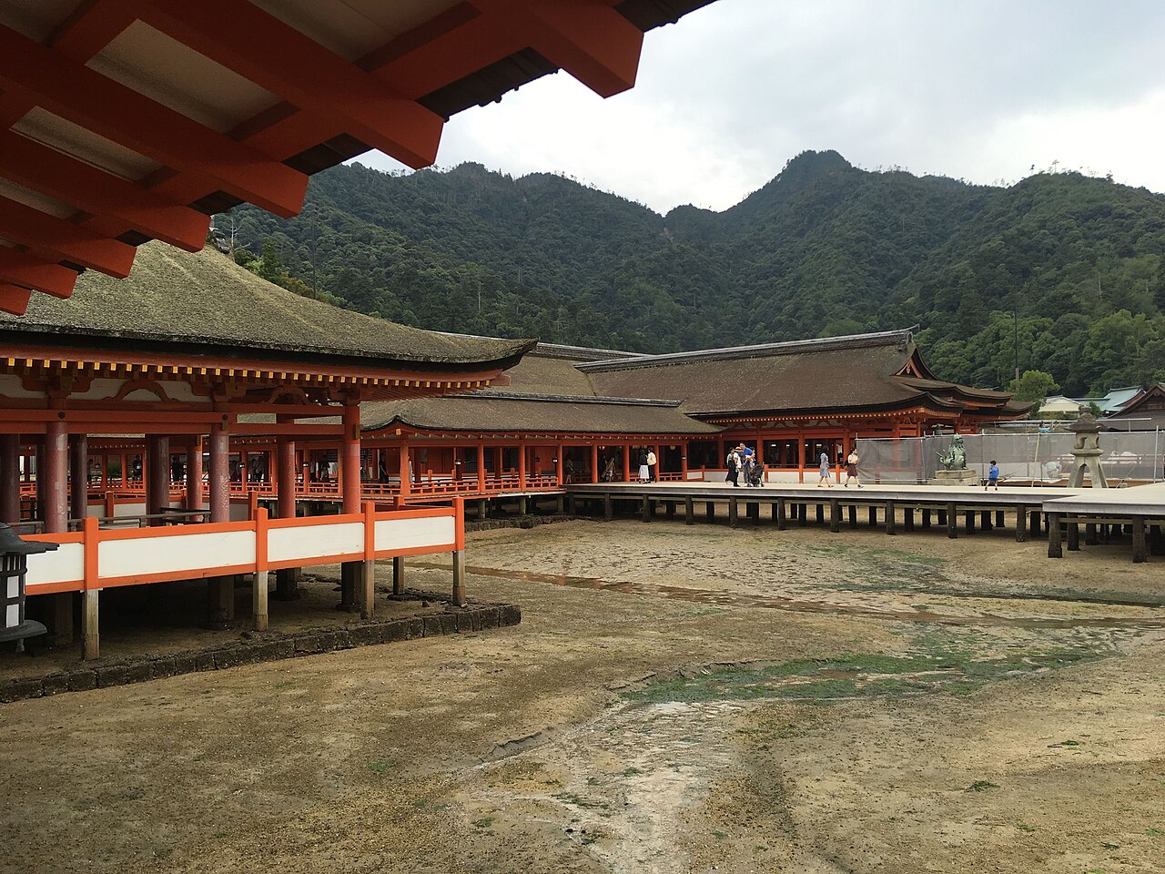 低潮時，神社前方的海床露出，大鳥居可由岸邊步行接近