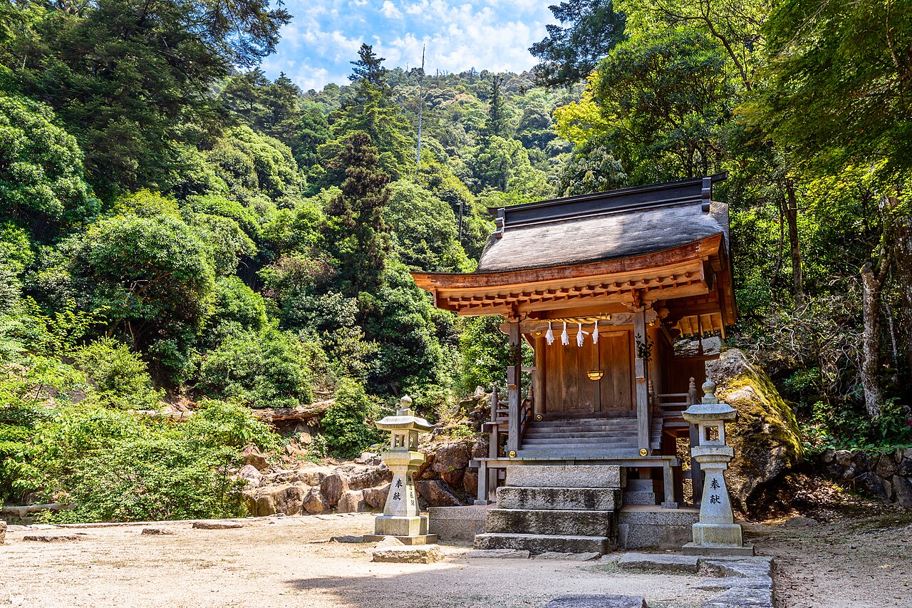 彌山上的岩石山脊與瀨戶內海景觀