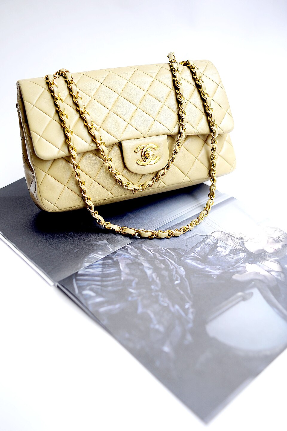 CHANEL 2.55 實物照片,作為翻蓋和鍊帶包型案例