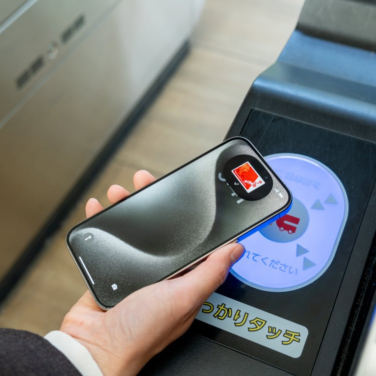 旅客以手機上的交通 IC 服務感應讀卡器
