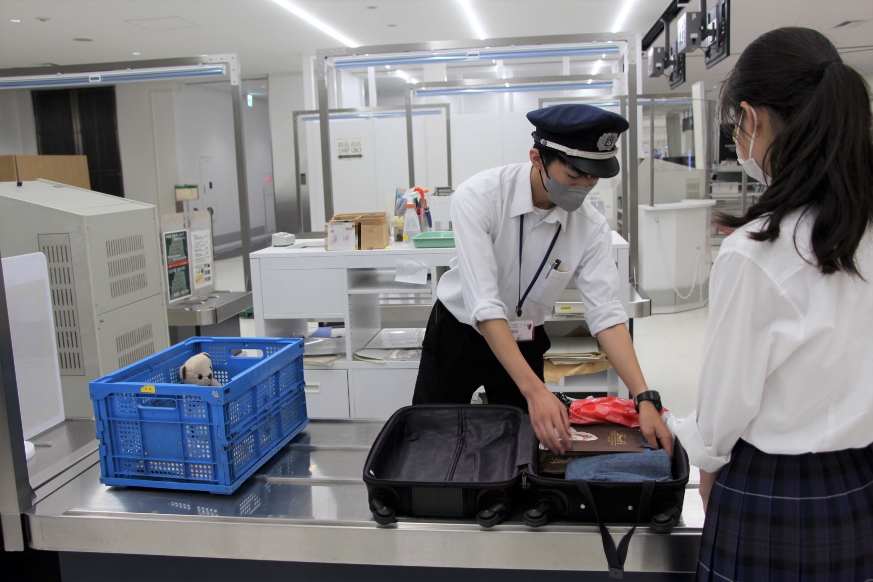 東京海關人員在機場檢查旅客打開的行李箱