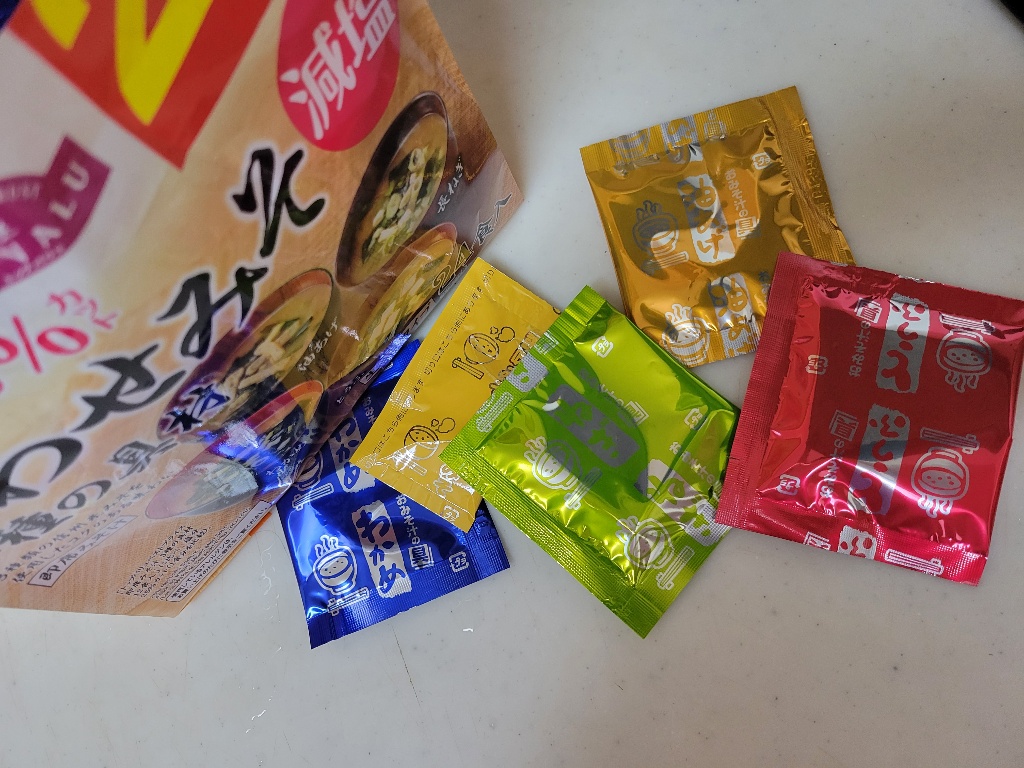 TOPVALU 減鹽合わせみそ24食拆開後的外袋與四款內包