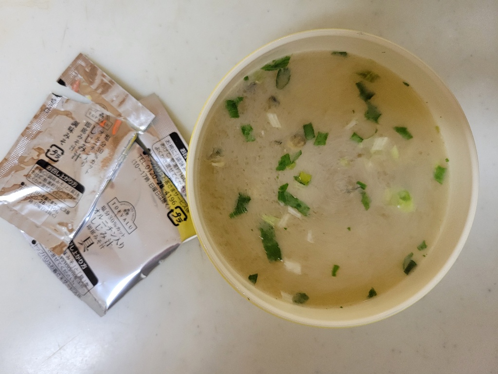 TOPVALU 減鹽鳥胺酸蜆汁拆開外袋後的味噌包、具料包與沖泡實物