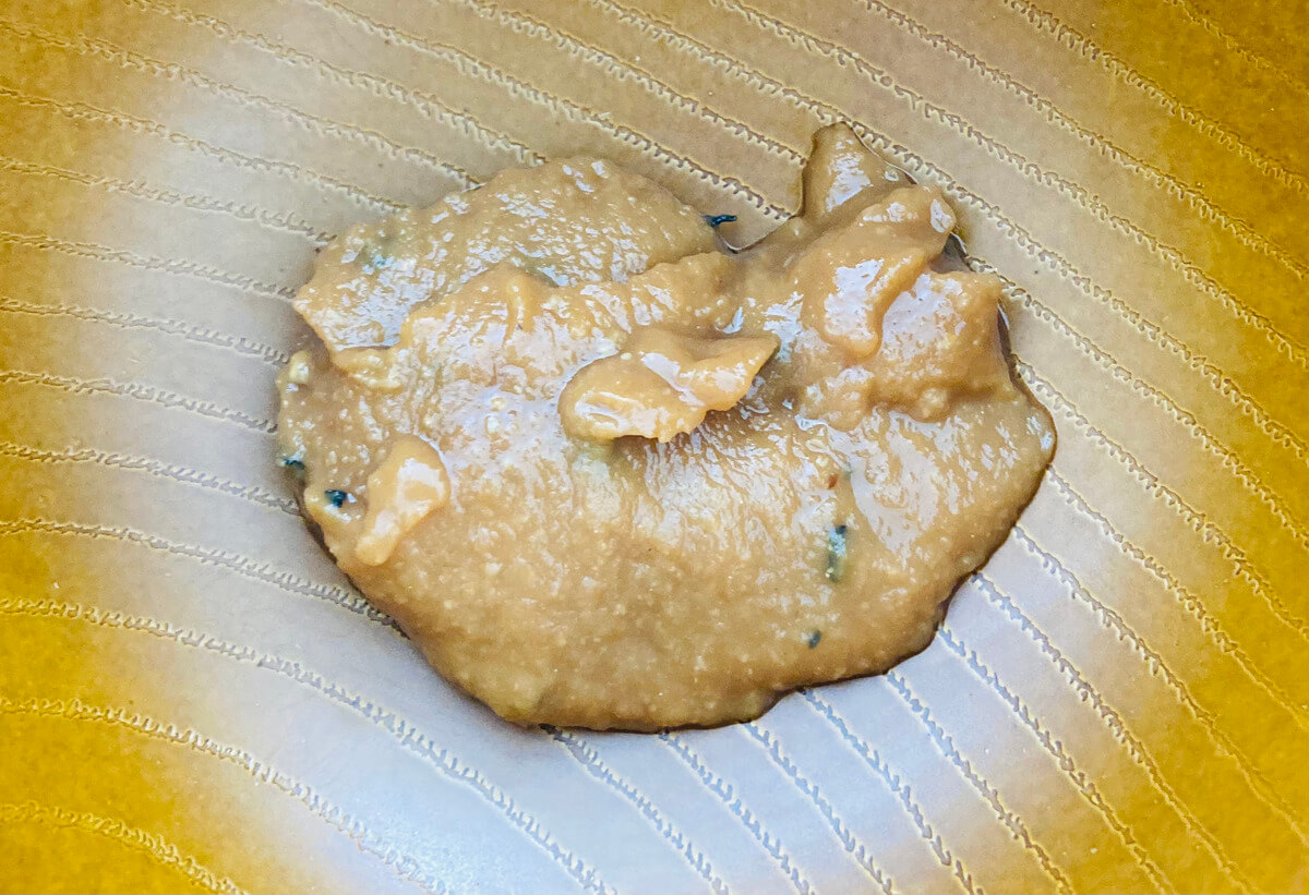 トップバリュ「生みそ汁 しじみ」拆開味噌小包倒出的內容