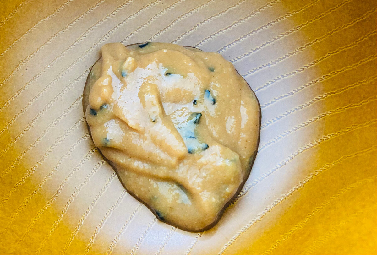トップバリュ「生みそ汁 わかめ」拆開味噌小包倒出的內容