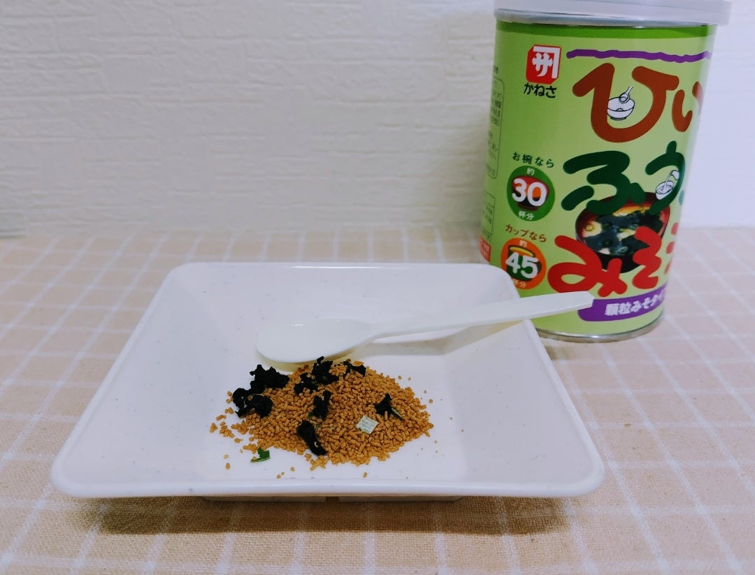 かねさ「ひいふうみそ汁 わかめ 225g」開罐後的顆粒、海帶芽與蔥