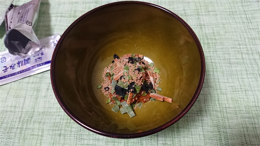 永谷園「あさげ」味噌及具料小包打開後的乾燥內容